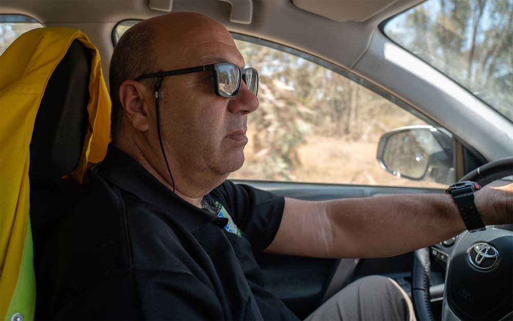 Dani Ben David, director de la Región del Negev Occidental para Keren Keyemet L'Yisrael / Jewish National Fund, de camino a un incendio en el bosque de Beeri, el 6 de junio de 2018. (Luke Tress / Times of Israel)