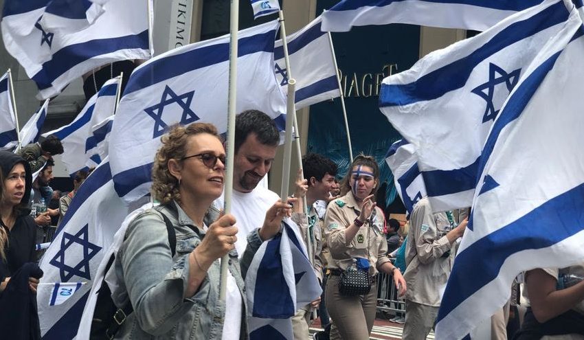 Las personas participan en el desfile anual de Celebrate Israel el 3 de junio de 2018, en la ciudad de Nueva York. (Danielle Ziri, The Times of Israel)
