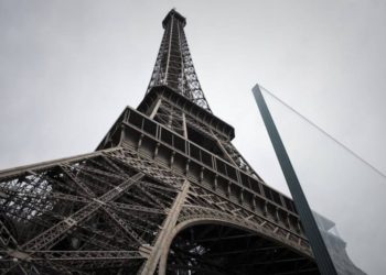 París da los toques finales a los muros antiterroristas de la Torre Eiffel