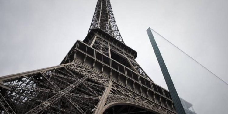 París da los toques finales a los muros antiterroristas de la Torre Eiffel