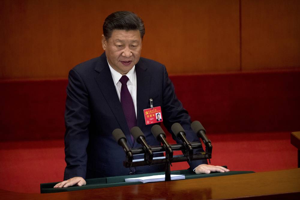 El presidente chino, Xi Jinping, pronunció un discurso durante la sesión de apertura del XIX Congreso del Partido de China en el Gran Palacio del Pueblo en Beijing, miércoles 18 de octubre de 2017. (AP Photo / Mark Schiefelbein)