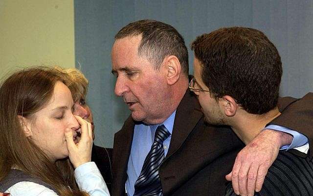 Elchanan Tenenbaum se reúne con su familia en el aeropuerto Ben Gurion luego de ser liberado de su captura por Hezbolá el 29 de enero de 2004. (Flash 90)