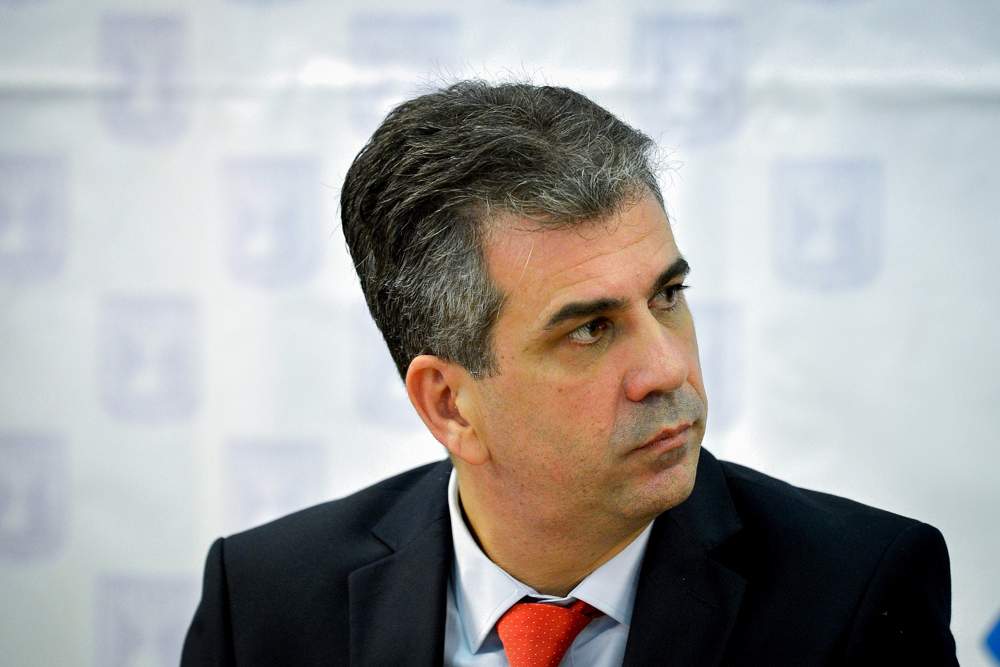 El ministro de Economía, Eli Cohen, asiste a una conferencia de prensa en el Ministerio de Finanzas en Tel Aviv, el 4 de enero de 2018. (Flash 90)