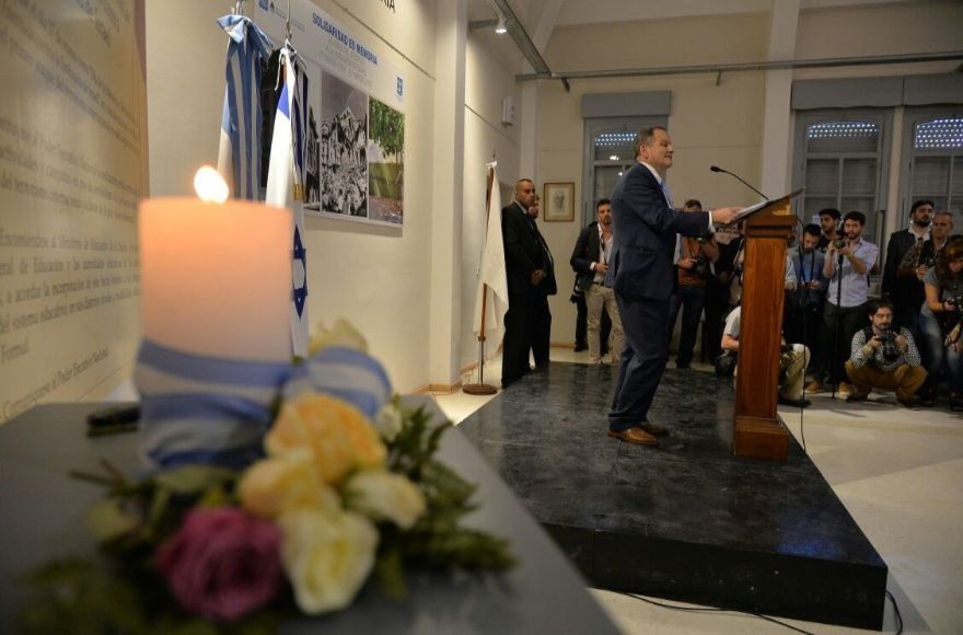 El embajador de Israel en la Argentina, Ilán Sztulman, habla en una ceremonia para conmemorar el 26 aniversario del ataque terrorista contra la embajada en Buenos Aires, que causó la muerte de 29 personas e hirió a 242. (Cortesía / Embajada de Israel vía JTA)