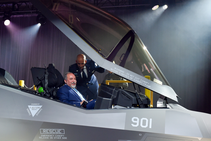 El ministro de Defensa israelí, Avigdor Lieberman, se sienta dentro del nuevo avión sigiloso F-35 durante una ceremonia en la fábrica de fabricación de la empresa aeroespacial Lockheed Martin en Fort Worth, cerca de Dallas, el 23 de junio de 2016. Foto de Ariel Hermoni / Ministerio de Defensa.