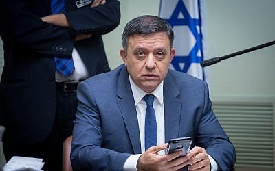 El jefe de la facción de la Unión Sionista Avi Gabbay encabeza una reunión de facciones en la Knesset, el 1 de enero de 2018. (Miriam Alster / Flash90)