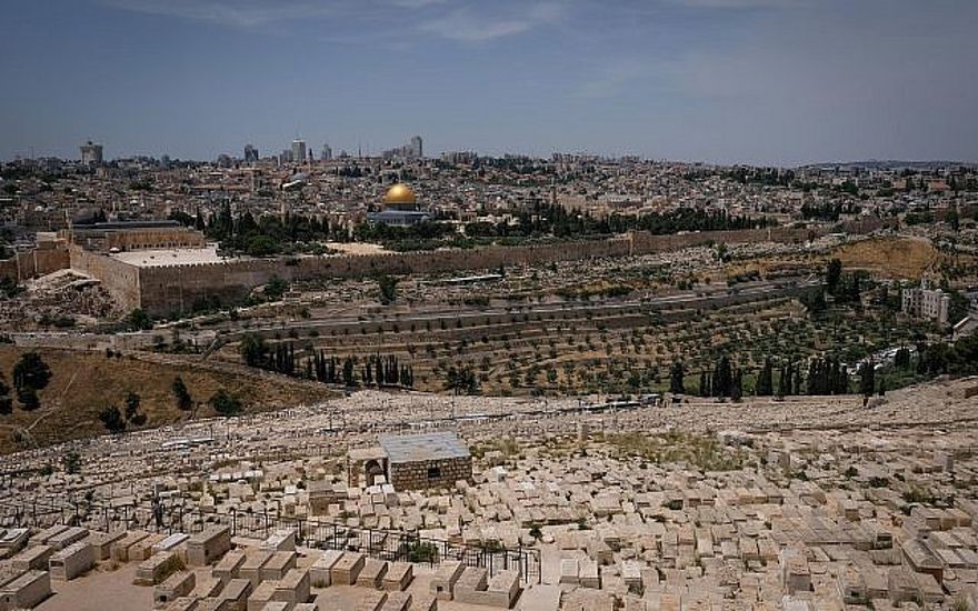 Vista de la Ciudad Vieja de Jerusalén vista desde el Monte de los Olivos, 30 de abril de 2018. (Nati Shohat / Flash90)
