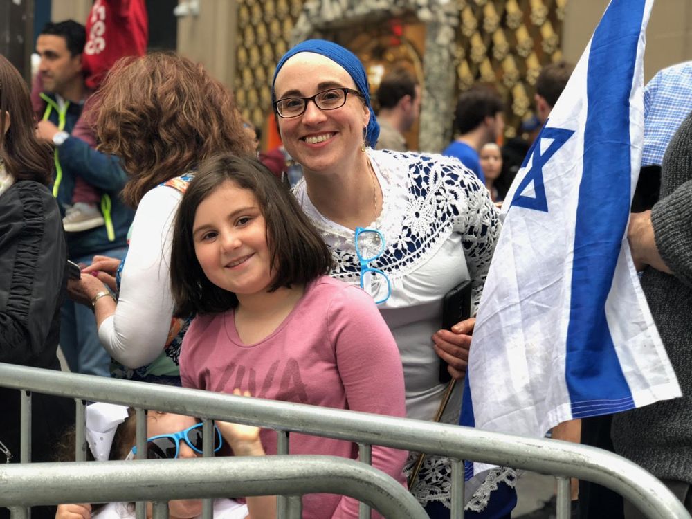Freida ve el desfile anual de Celebrate Israel con sus 2 hijas el 3 de junio de 2018 en la ciudad de Nueva York. (Danielle Ziri, Tiempos de Israel)