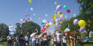 Niños israelíes contrarrestan cometas en llamas con globos de paz