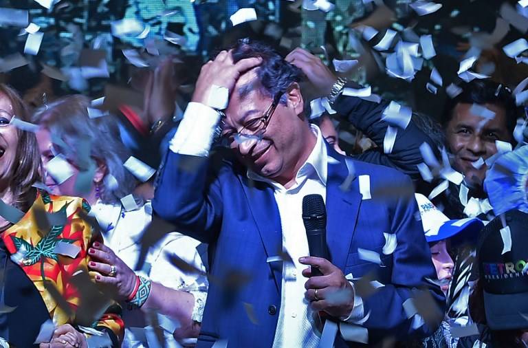 El candidato presidencial Gustavo Petro habla después de su derrota ante el rival conservador Ivan Duque en las elecciones presidenciales de segunda vuelta de Colombia, en Bogotá, Colombia, el 17 de junio de 2018. (AFP / LUIS ROBAYO)