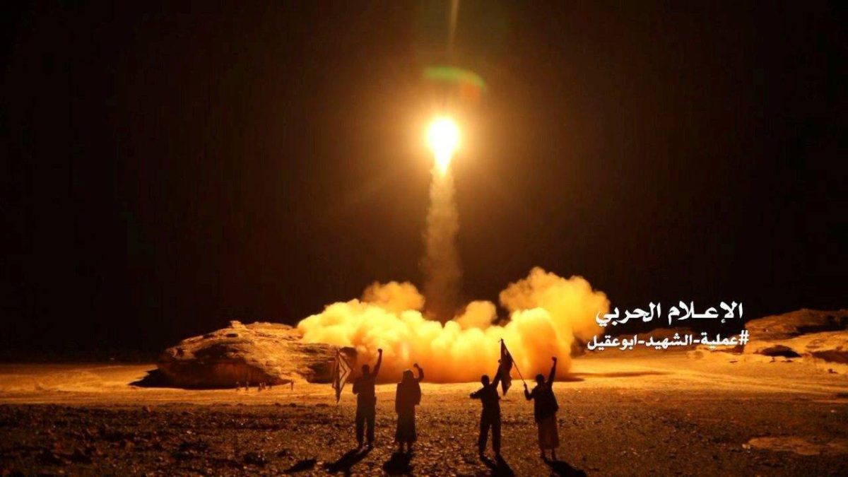 Dos saudíes asesinados en ataque de misiles de los houthis respaldados por Irán