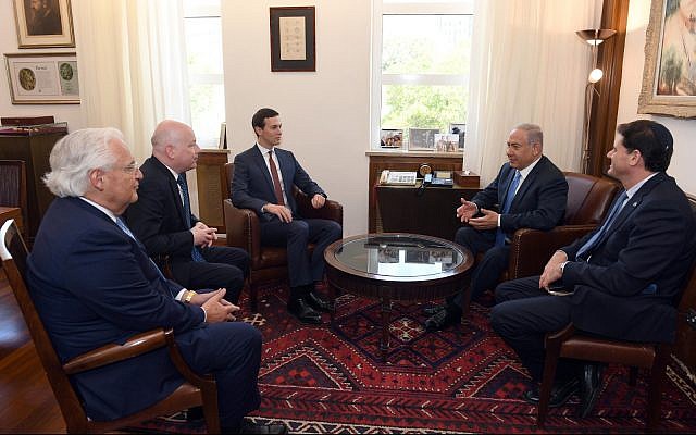 El primer ministro Benjamin Netanyahu (segundo desde la derecha) se reúne en su oficina de Jerusalén con el embajador en los Estados Unidos, Ron Dermer (derecha); El asesor de la Casa Blanca Jared Kushner (centro); El embajador de los Estados Unidos David Friedman (segundo a la izquierda); y el enviado especial Jason Greenblatt, el 22 de junio de 2018. (Haim Zach / GPO)
