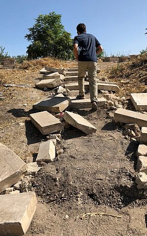 El arqueólogo Zachi Dvira sube por una escalera improvisada tallada en un suelo gris ceniciento en el Monte del Templo, el 18 de junio de 2018. (Amanda Borschel-Dan / Times of Israel)
