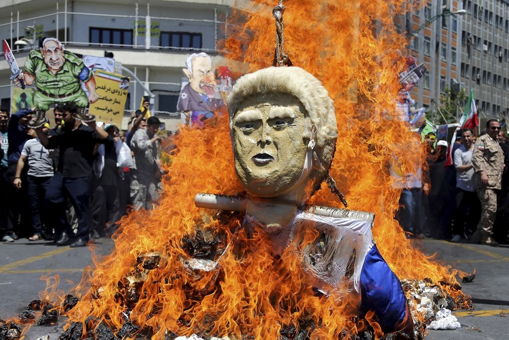 Una efigie del presidente de EE. UU., Donald Trump, es quemada durante el mitin anual anti-israelí de Al-Quds, Jerusalén, en Teherán, Irán, el 8 de junio de 2018. (Ebrahim Noroozi / AP)