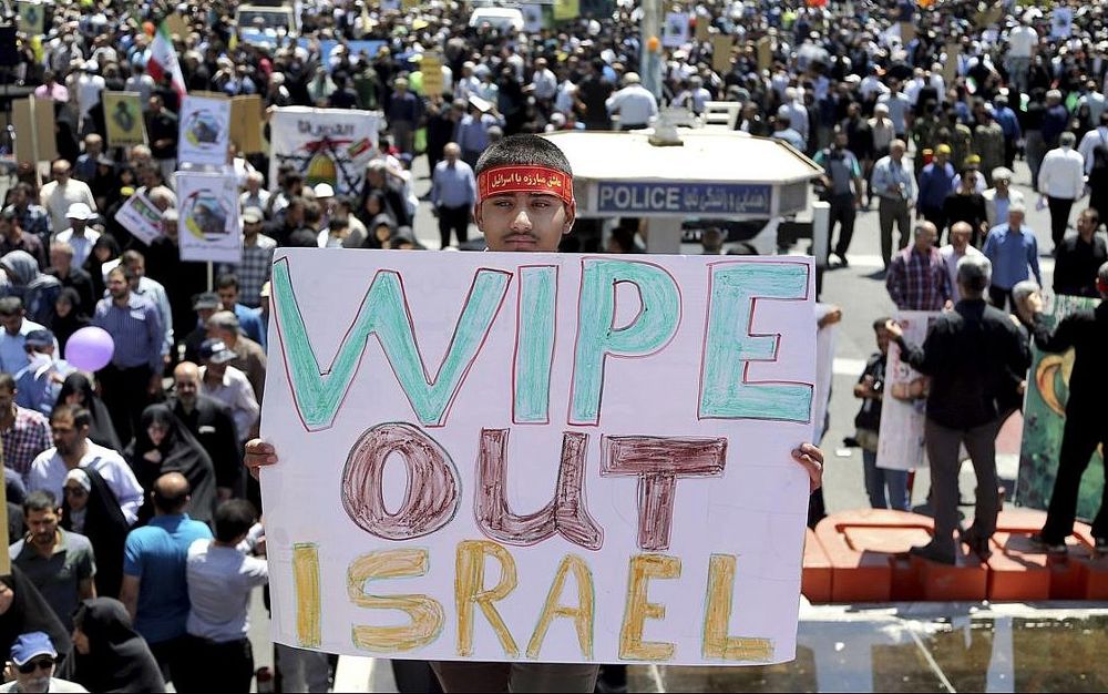 Un manifestante iraní porta una pancarta antiisraelí durante un mitin anual anti-israelí de Al-Quds, Jerusalén, en Teherán, Irán, el viernes 8 de junio de 2018 (AP Photo / Ebrahim Noroozi)