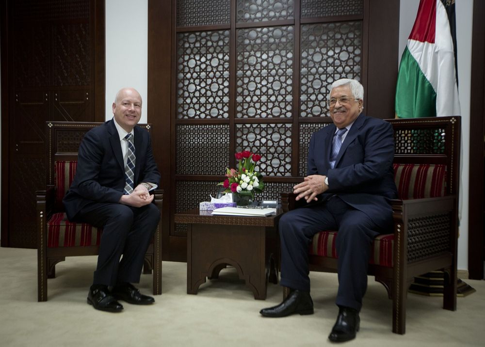 El enviado del proceso de paz del presidente estadounidense, Jason Greenblatt, a la izquierda, se reúne con el presidente de la Autoridad Palestina  Mahmoud Abbas en la oficina del presidente en la ciudad de Ramallah, el martes 14 de marzo de 2017. (AP Photo / Majdi Mohammed)