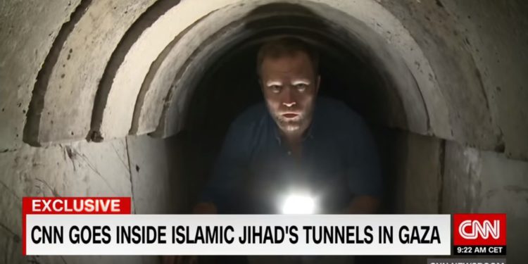 Jihad Islámica da a CNN un recorrido por túnel de Gaza y muestra un lanzacohetes