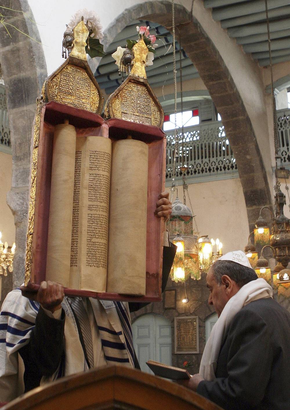 En esta foto de archivo del 20 de abril de 2008, judÃ­os sirios celebran la Pascua en la sinagoga al-Firenj en el centro de Damasco, Siria.Â (AP Photo / Bassem Tellawi, Archivo)