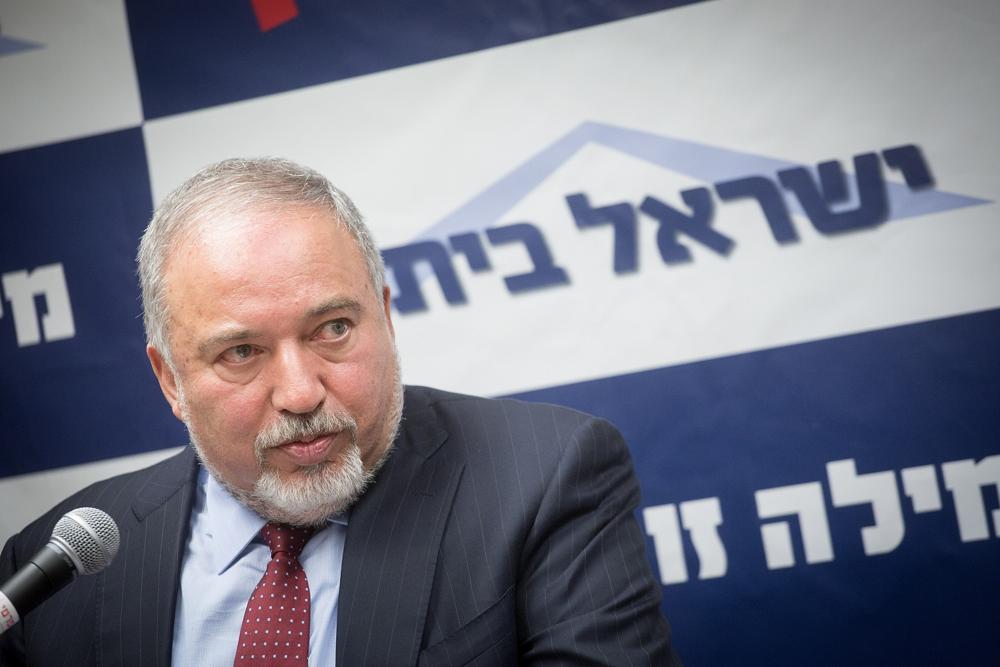 El ministro de Defensa, Avigdor Liberman, encabeza una reunión de facción de su partido Yisrael Beytenu en la Knéset, el 18 de junio de 2018. (Miriam Alster / Flash 90)
