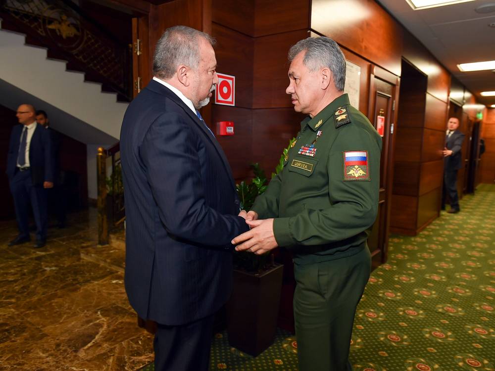 El ministro de Defensa, Avigdor Liberman, se reúne con el ministro de Defensa ruso, Sergei Shoigu, en Moscú, Rusia, el 31 de mayo de 2018. (Ariel Hermoni / Ministerio de Defensa)