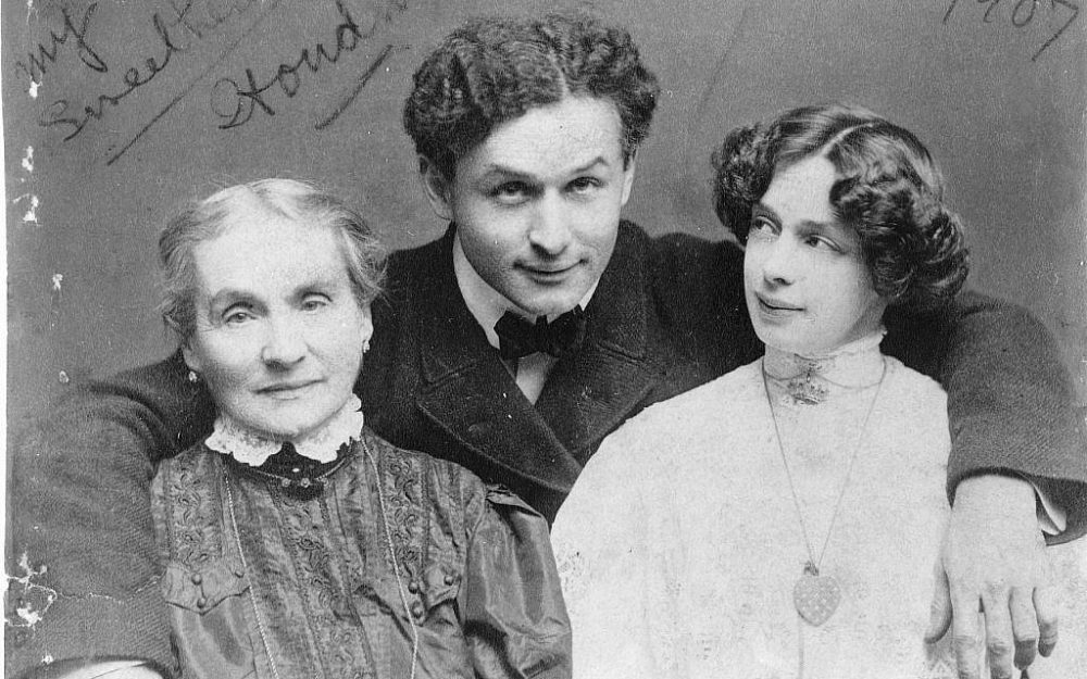 Garabateado en esta foto del mago Harry Houdini con su madre Cecilia y su esposa Bess son las palabras, 'Mis dos amores'. (Biblioteca del Congreso)