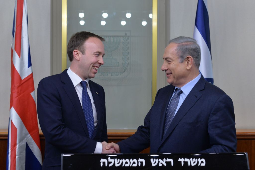El primer ministro Benjamin Netanyahu, a la derecha, se reúne con el ministro del gabinete británico Matthew Hancock, en Jerusalén el 17 de febrero de 2016. (Kobi Gideon / GPO)