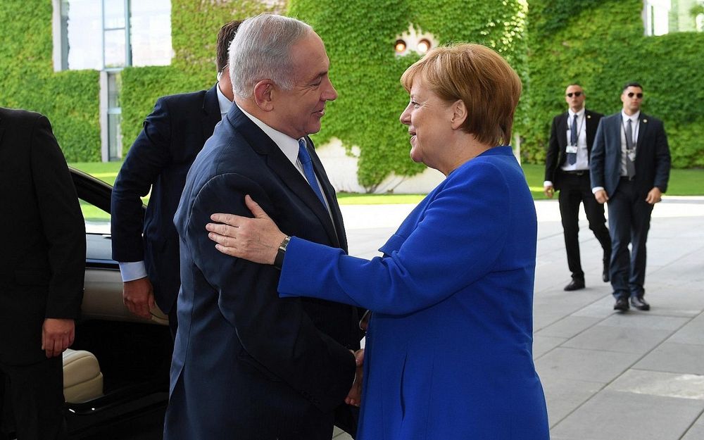 El Primer Ministro Benjamin Netanyahu es recibido por la Canciller alemana Angela Merkel (R) en Berlín, Alemania el 4 de junio de 2018. (Haim Zach / GPO / Flash 90)