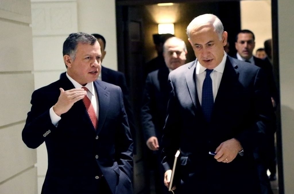 El primer ministro, Benjamin Netanyahu, a la derecha, y el rey de Jordania, Abdullah II, durante la visita sorpresa de Ammar a Amman el 16 de enero de 2014. (Crédito de la foto: AP / Yousef Allan / Palacio Real de Jordania)