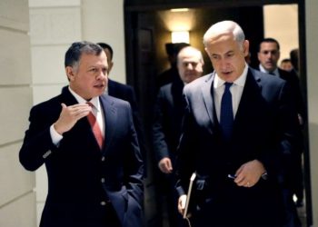 El primer ministro, Benjamin Netanyahu, a la derecha, y el rey de Jordania, Abdullah II, durante la visita sorpresa de Ammar a Amman el 16 de enero de 2014. (Crédito de la foto: AP / Yousef Allan / Palacio Real de Jordania)