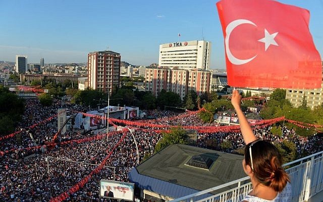 Los simpatizantes de Muharrem Ince, candidato presidencial de la oposición principal del Partido Republicano Popular de Turquía (CHP) animan durante su manifestación electoral en Ankara el 22 de junio de 2018. (AFP / STR)