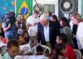 Mike Pence junto a refugiados venezolanos en Brasil (AFP)
