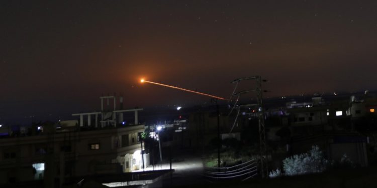 Misiles israelíes cerca del aeropuerto de Damasco - Reporte