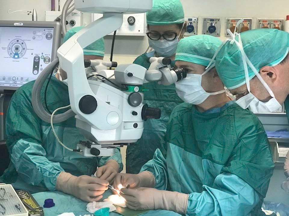 Médicos israelíes durante la operación. (Centro Médico Rabin)