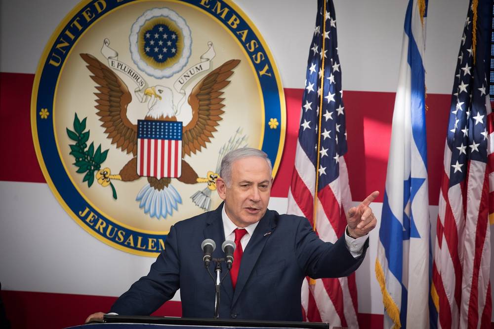 El primer ministro Benjamin Netanyahu habla en la ceremonia de apertura oficial de la Embajada de los Estados Unidos en Jerusalén, el 14 de mayo de 2018. (Yonatan Sindel / Flash 90)