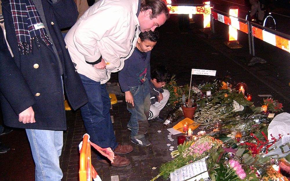 Los visitantes vieron un monumento improvisado que marca el lugar donde el cineasta Theo van Gogh fue asesinado en Amsterdam el 2 de noviembre de 2004. (Wikimedia Commons / via JTA)