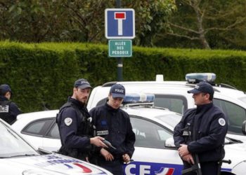 Al grito de “Al'lahu akbar” mujer musulmana apuñala a dos en Francia