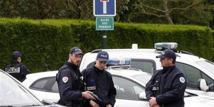 Al grito de “Al'lahu akbar” mujer musulmana apuñala a dos en Francia