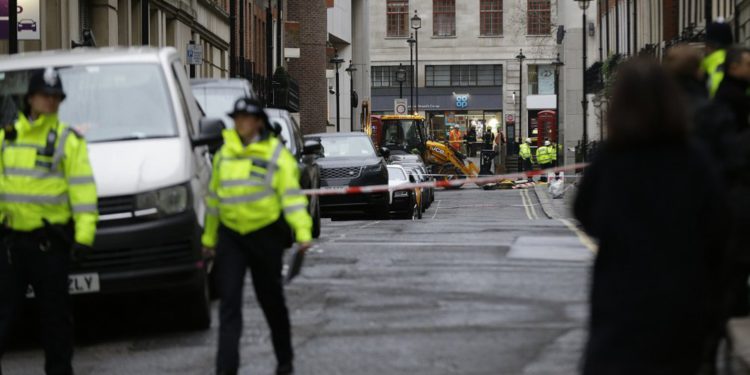 Policía de Londres cierra estación de tren en medio de amenaza de bomba