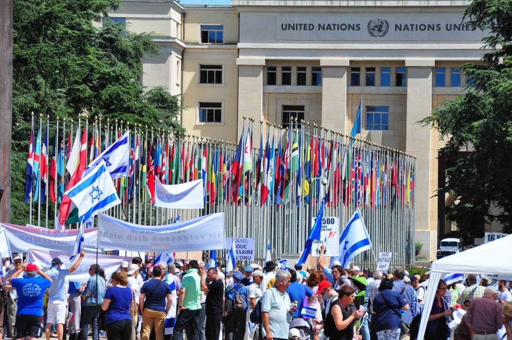 Los partidarios de Israel se reúnen fuera del edificio de la ONU en Ginebra cuando se reunió el Consejo de Derechos Humanos, 29 de junio de 2015 (Congreso Judío Mundial)