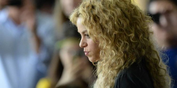 Promotores de Shakira retiran collar que se asemeja a símbolo nazi