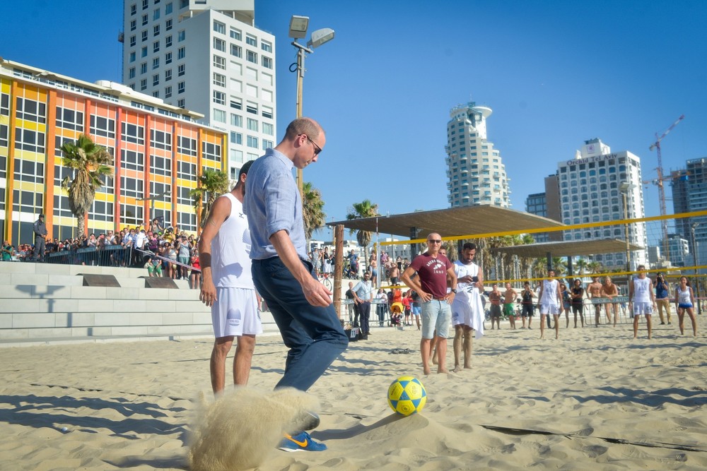 El príncipe William fue visto con jugadores israelíes de fútvoley en la playa Frishman en Tel Aviv, el 26 de junio de 2018. (Niv Aharonson / POOL)