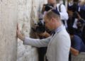 El Príncipe William visita el Muro Occidental y ora por la paz mundial