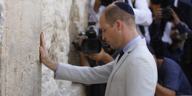 El Príncipe William visita el Muro Occidental y ora por la paz mundial
