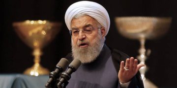 El presidente de Irán, Hassan Rouhani, pronuncia un discurso en la ciudad de Tabriz, en la provincia noroccidental de Azerbaiyán Oriental, el 25 de abril de 2018 (ATTA KENARE / AFP)