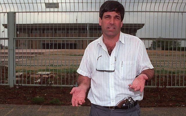 El entonces MK Gonen Segev visto fuera de la Knesset el 15 de marzo de 1993. (Flash90)