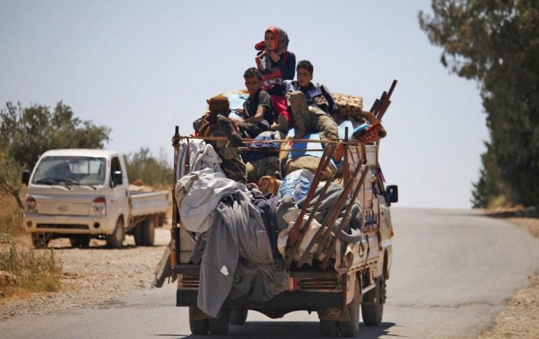 Se ve a los sirios desplazados abandonar áreas de la oposición en Daraa el 26 de junio de 2018. (Mohamad ABAZEED / AFP)