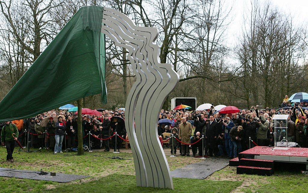Amigos y fanáticos de Theo van Gogh asisten a la presentación de una escultura en memoria del cineasta asesinado en Amsterdam, Holanda, el domingo 18 de marzo de 2007. (AP Photo / Peter Dejong)