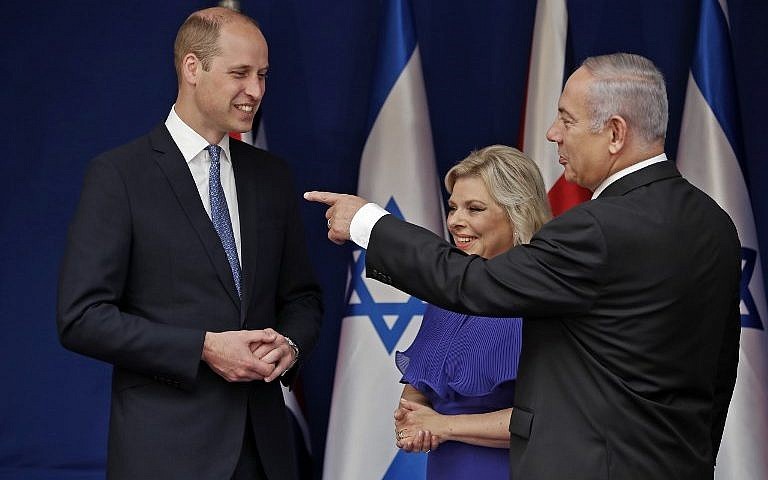 El Príncipe William de Gran Bretaña (izquierda) se reúne con el Primer Ministro Benjamin Netanyahu y su esposa Sara en la Residencia del Primer Ministro en Jerusalén el 26 de junio de 2018. (AFP Photo / Pool / Thomas Coex)