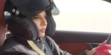 Una mujer saudita conduce un coche de Fórmula 1 para celebrar el final de la prohibición