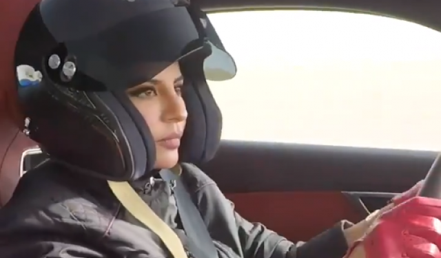 Una mujer saudita conduce un coche de Fórmula 1 para celebrar el final de la prohibición